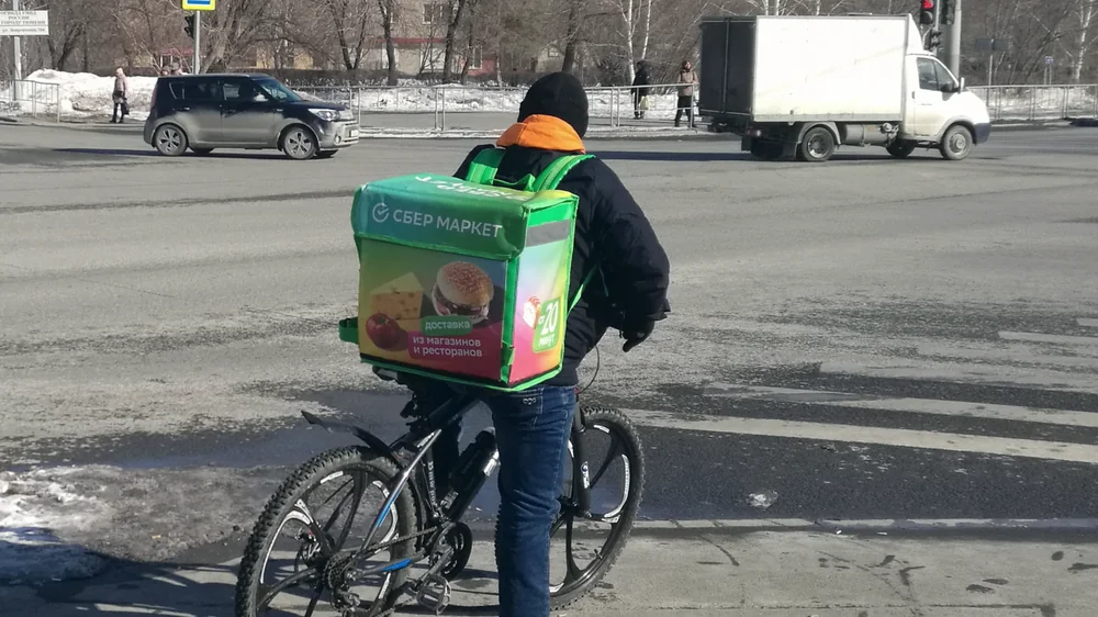 Сувениры с символикой города: набережная и мост влюблённых