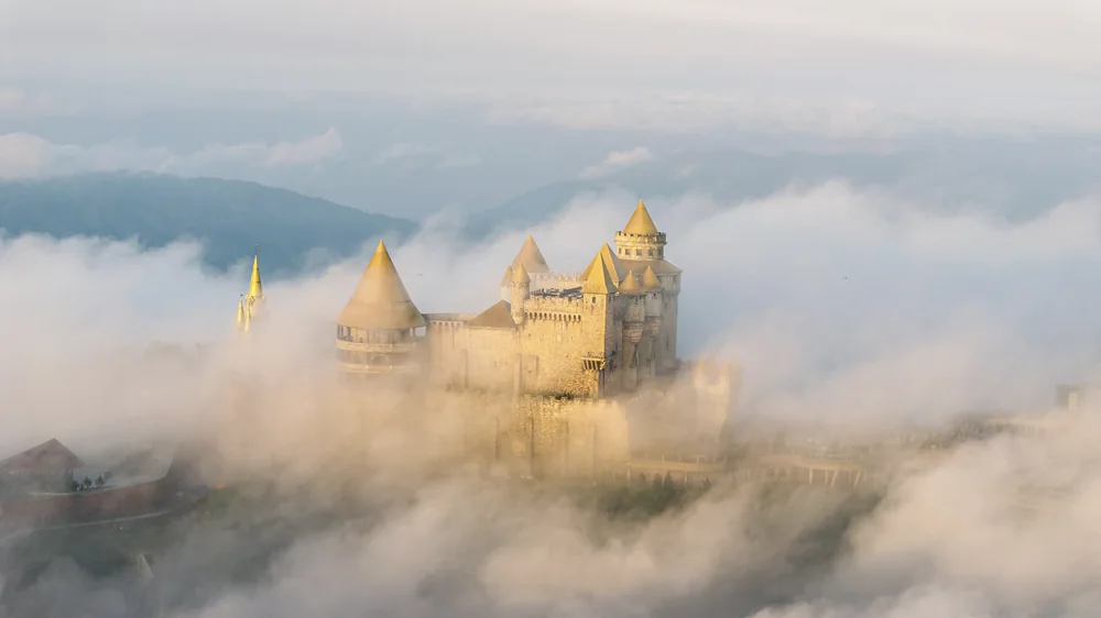 Внутри парка: мост Golden Bridge и деревня France Village