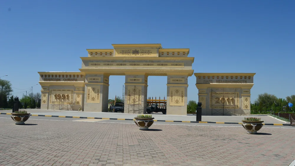 Центр: площадь Абая и парк с розариями