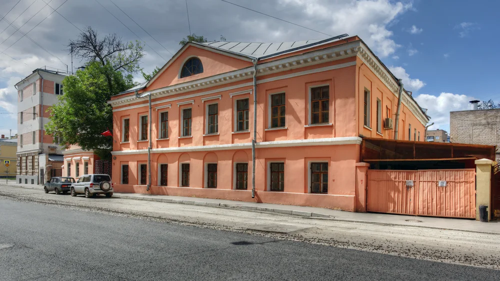 Как праздничные даты влияют на доступность музеев и транспорта