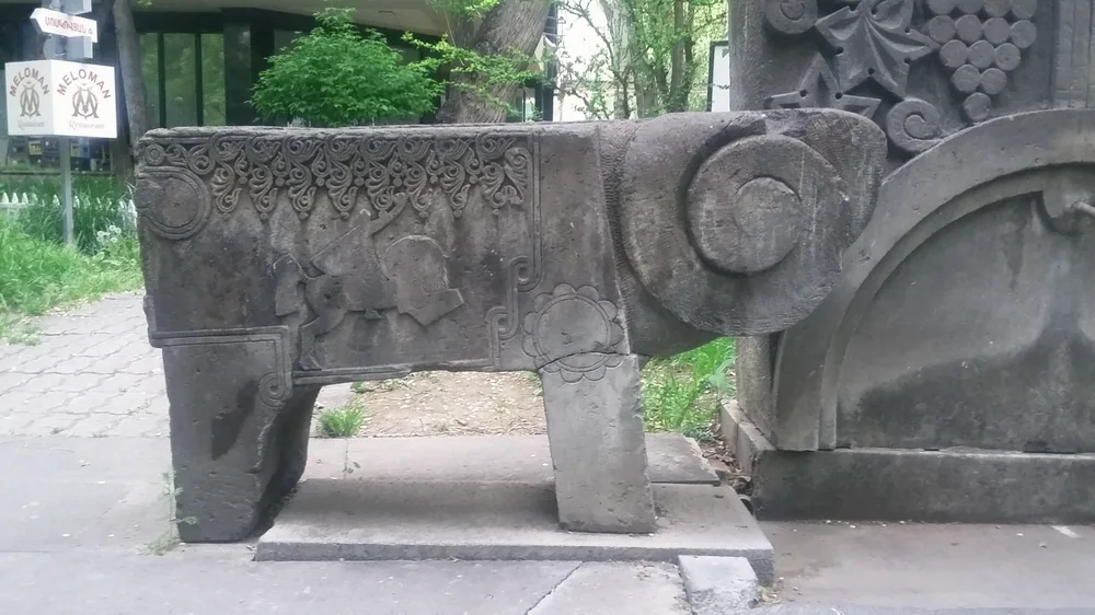 Парковка и въезд для автомобилей в центре Еревана